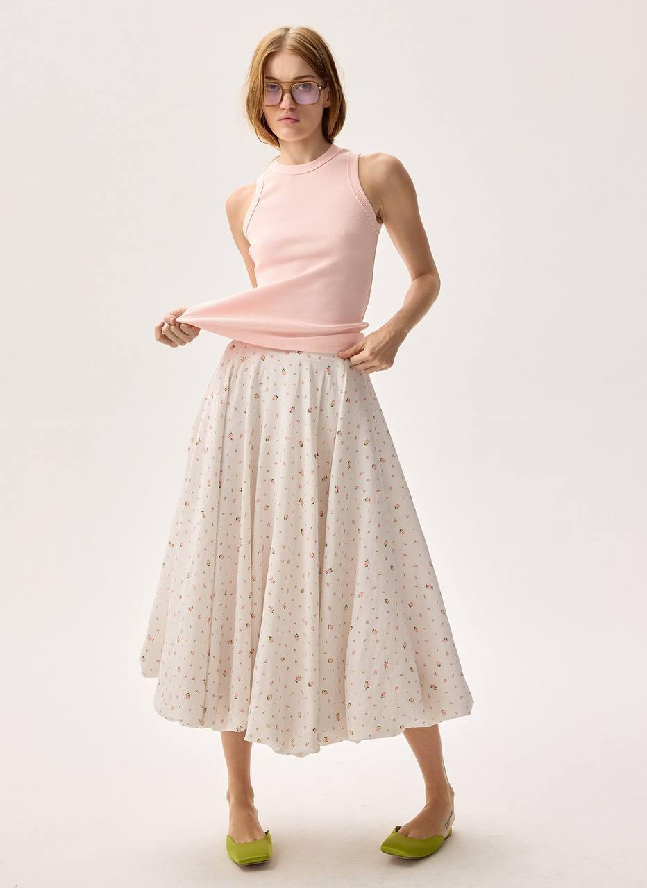 All We Need занимается клиентообразованностью и рассказывает про принт в их новой коллекции, который называется мильфлер (цветочный или растительный рисунок на однотонном фоне). Я вот была не в курсе этой терминологии, а вы? 

Очень понравился цветочный льняной костюм и цветочный топ из полупрозрачной ткани. Цветочное помешательство не остановить.