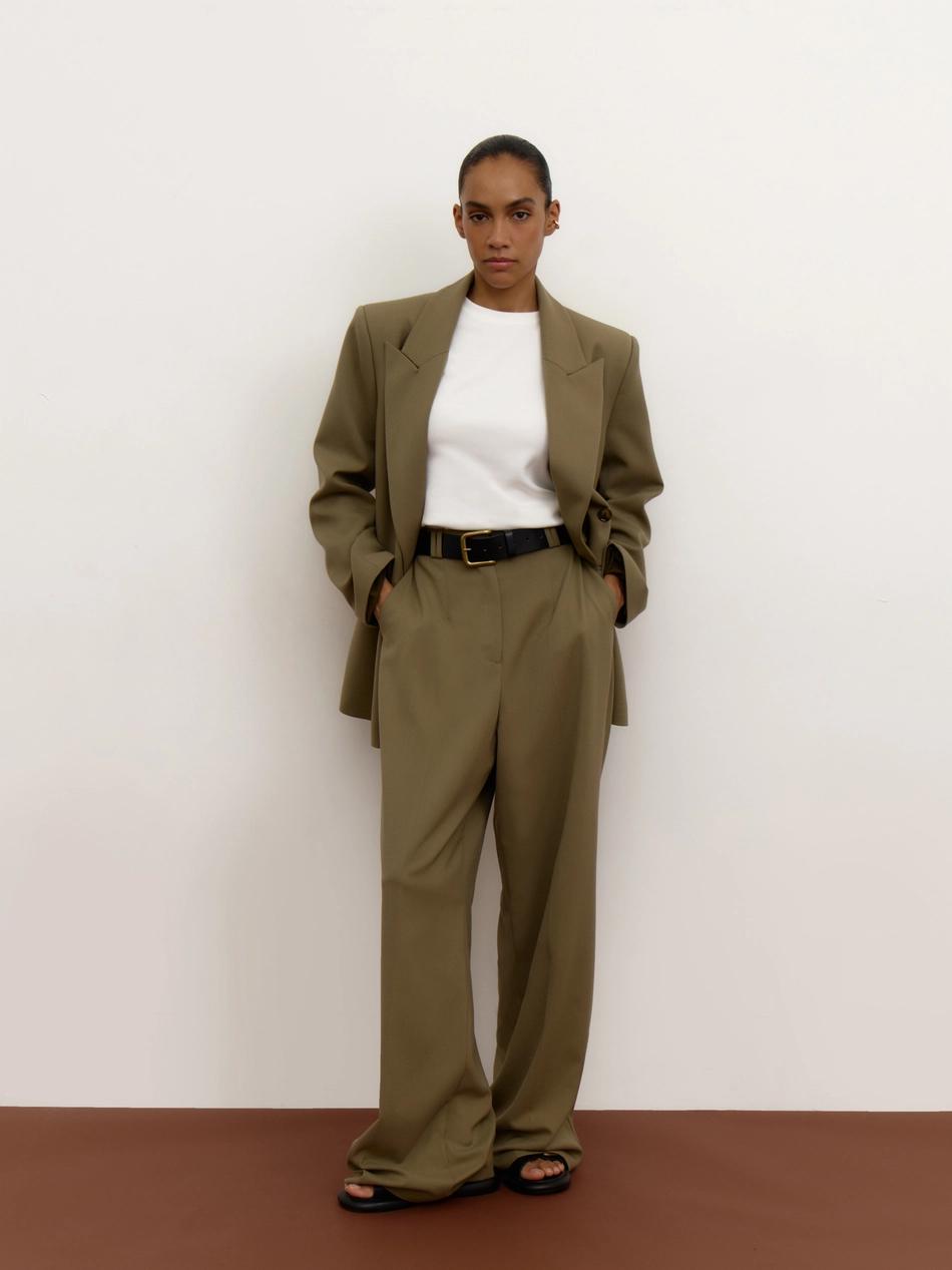 В Mollis очень приличная летняя коллекция вышла. Для деловых, минималистичных, женственных - для всех гардеробов просто находка. Ну какова красота, поглядите: 

Его величество, незаменимый лён. Прочтение жилета намного интереснее, чем у банальной модели на пуговицах. И брюки к нему. 


Костюм жакет и брюки. Цвет очень благородный и статусный. Идеально сыграет с коричневой обувью или плетеной соломенной сумкой. 


Топ на одно плечо роскошный. Ленточку можно оборачивать полностью или выпускать шарфом спереди и сзади. 

Ветровка с цветочной вышивкой. Беру его на заметку, хоть для курток уже и поздновато. У Studio29 подобные цветочные бомберы били все рекорды по популярности. 

Жакет с обьемными рукавами из сатина. Удачная модель, которая отлично будет смотреться и с легкиии летними юбками, и с бермудами из костюмной ткани, и с денимом любой модели. 

Ну и без чего-нибудь желтого эта подборка бы не случилась: жакет с о-образным рукавом, нежный и женственный. 

Все чаще замечаю, что мой вишлист включает изделия именно от этого бренда. Хотя раньше никогда ничего там не покупала. 