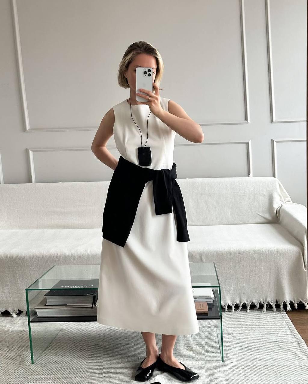 Идеальнейший баланс белого и черного. И, честно говоря, это сочетание в моей визуальной микро-вселенной заиграло совершенно по-новому. Ни намека на школу или офисную униформу, выглядит, напротив, изысканно, утонченно и дорого. 

*Вещи от студия [три четверти]. Цены у них, кстати, довольно приемлемые для такого сложного кроя, который они создают.