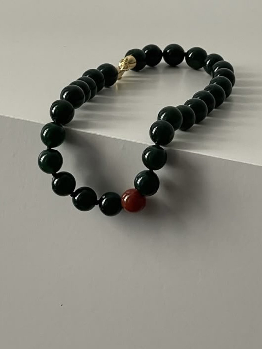 Главное украшение на лето после ракушечьей тематики - крупные бусы. Смотрятся просто и-де-аль-но! Во всех тандемах, во всех цветах, во всех стилях и вариациях. 