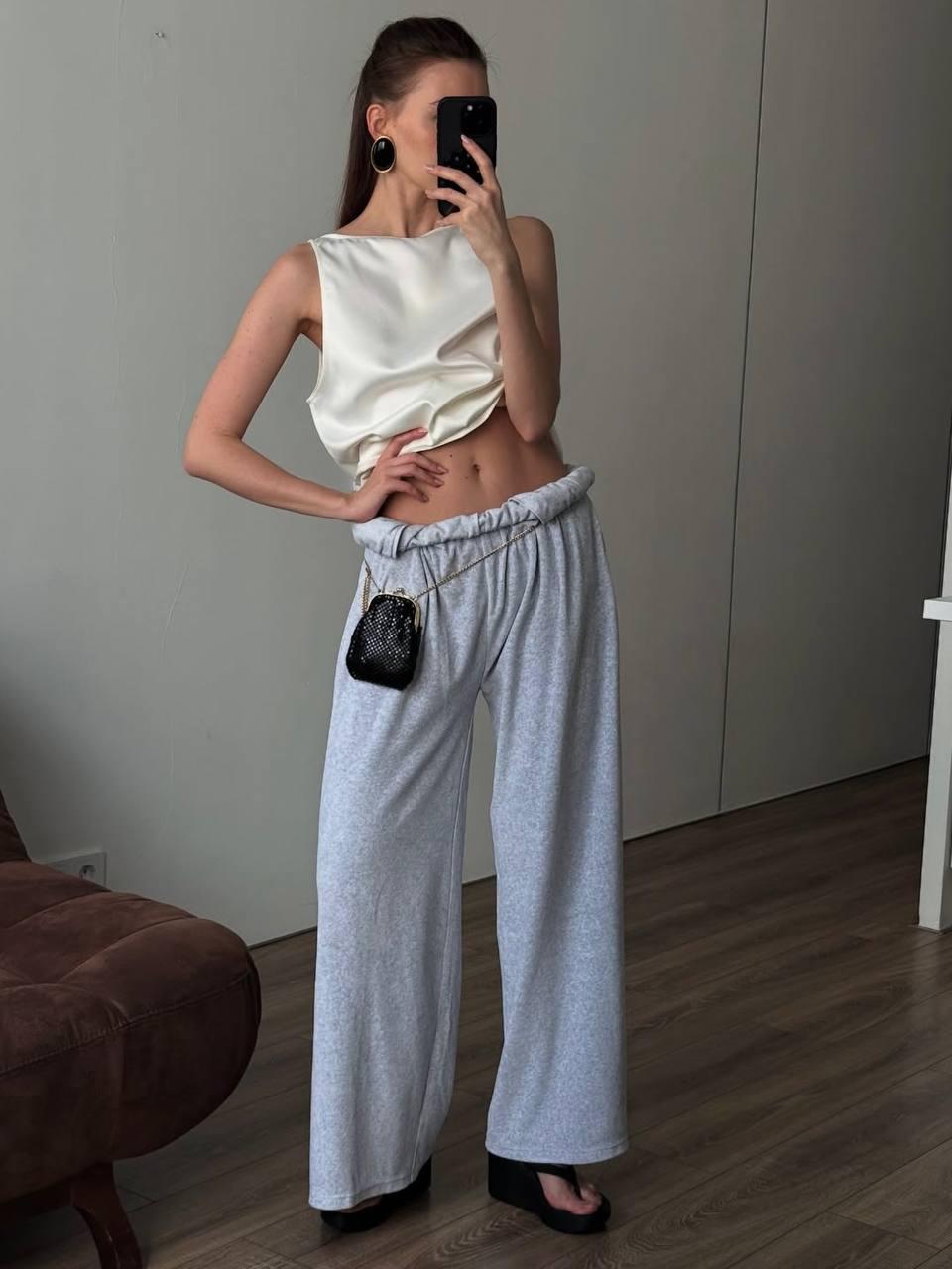 Оригинально обыграна идея стилизации маленькой сумочки на поясе. Однозначно беру на заметку. Как вам?