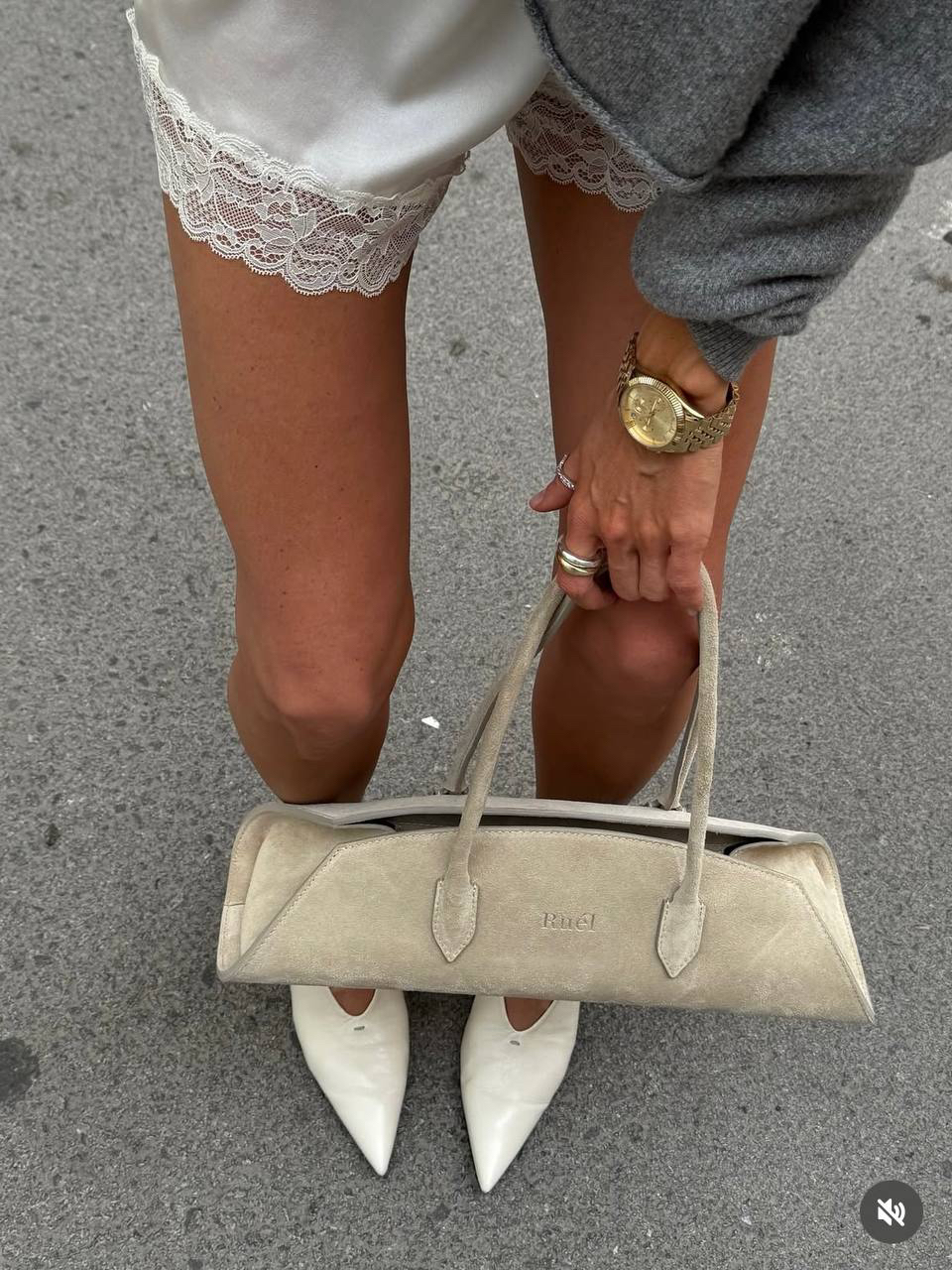 Какие потрясающие сумки делают Ruel. Вот смотришь на эту - хочешь эту. Заходишь на сайт - и хочешь вообще все. Ruel, извинитесь! Или дайте нам хотя бы скидок. Мне очень к душе все четыре цвета. 
