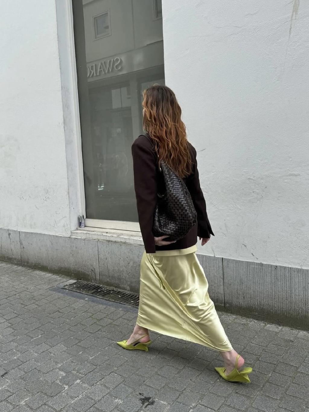 В этом сезоне нам точно нужна зеленая, салатовая, лимонная или желтая обувь. Только представьте, как этот цвет будет смотреться на загорелых ножках. И вообще, он дико освежает, и особенно, мне нравится в формате обуви.