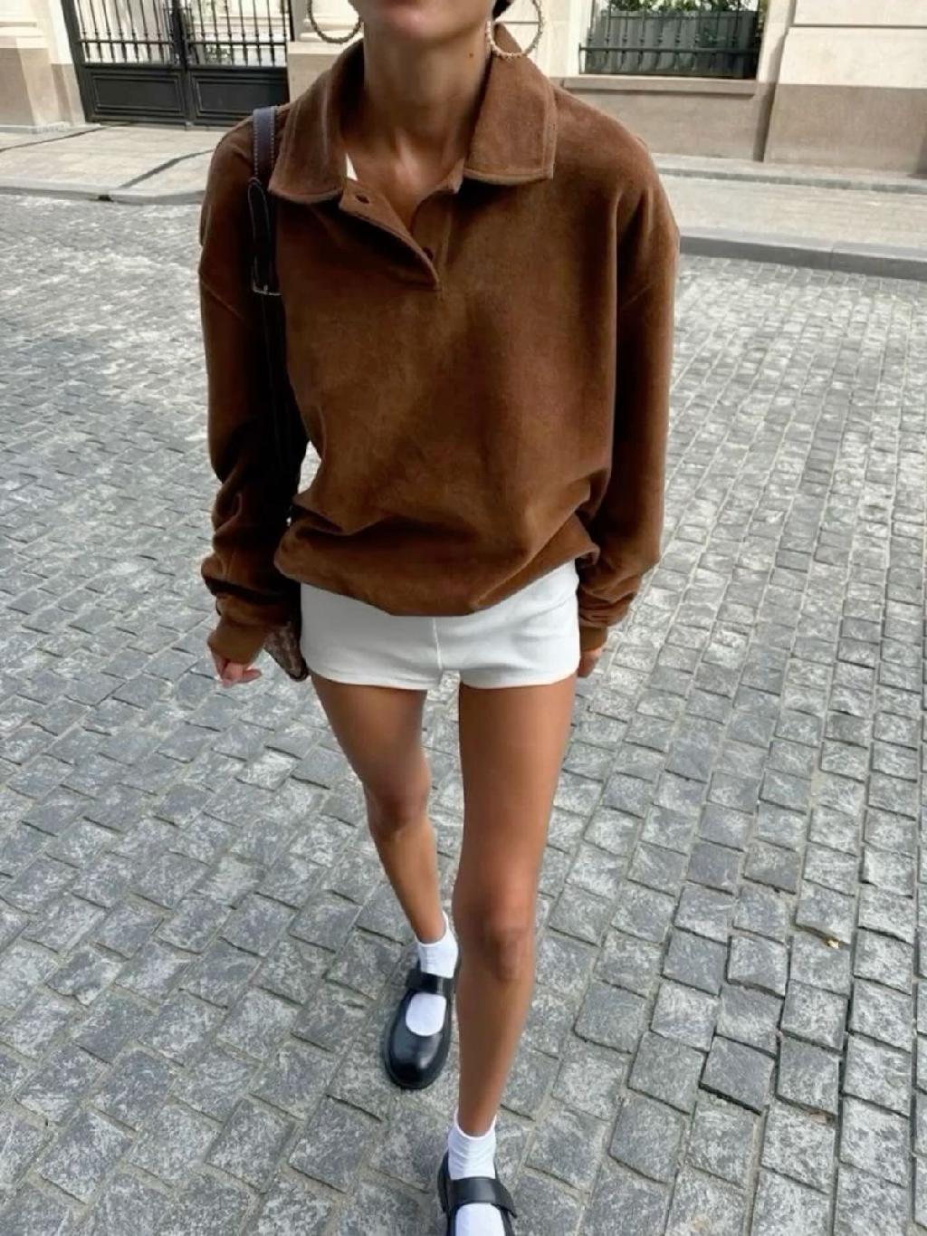 Сочетания с белыми малюсенькими шортами с каждым днем становятся все популярнее. А значит, я ищу что-то подходящее в наших российских реалиях. 


А ещё в тренде кружевные шорты, микро шорты-кроше и шортики-баллон.