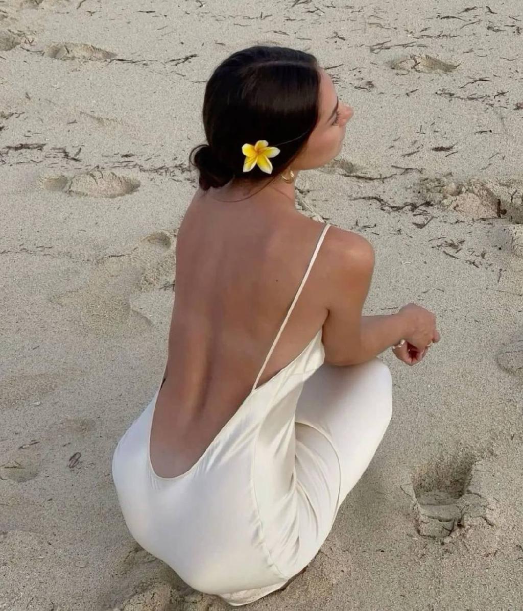 Хочется простого женского: гавайского цветка в волосах. А лучше несколько! Оставлю ссылку на приличный вариант за 300 рэ с WB. 