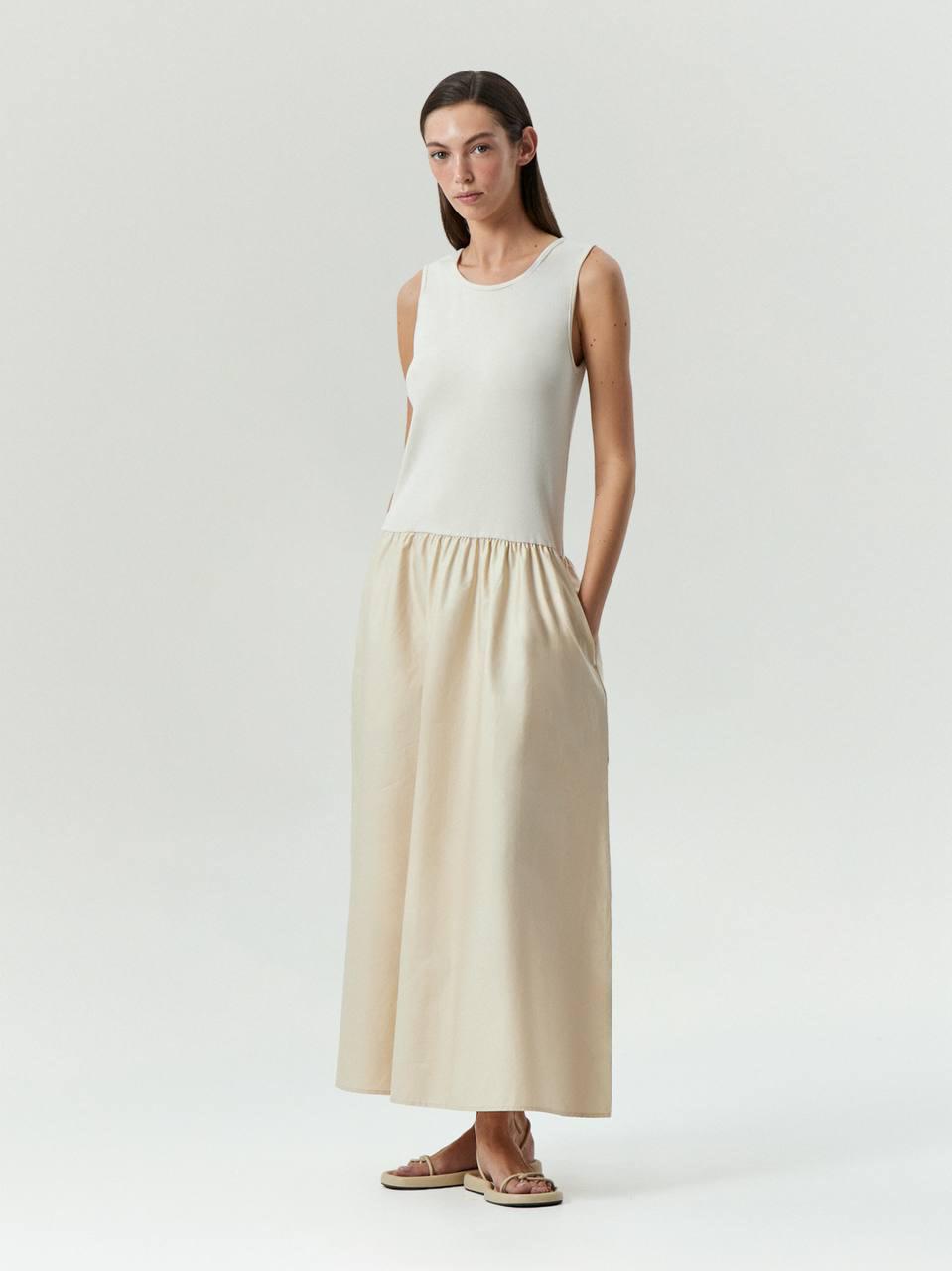 И ещё одно платье, похожего формата, но с заниженной линией талии от Emka. Смотрится очень аккуратно и минималистично. Хотя такая модель подойдет не на каждую фигуру. С выраженным формами, такое платье, разумеется, вряд ли сядет, как задумано. Но очень хочется попробовать. 