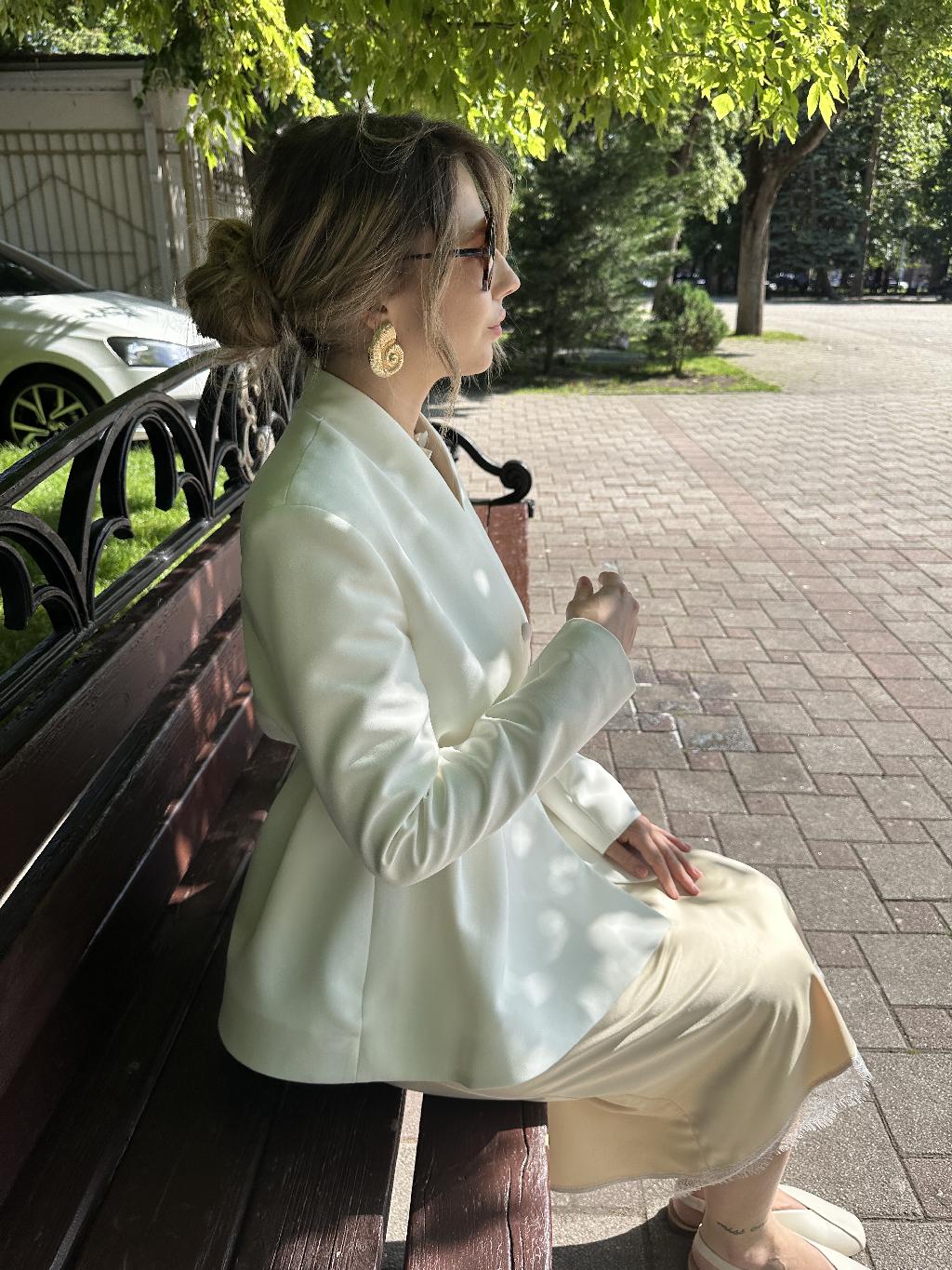 Все больше и больше нравится выражать себя женственными образами. Надо хвалить мой пучок - такого, я полагаю, больше никогда не получится 😂 

Жакет Kira Plastinina
Юбка Crate