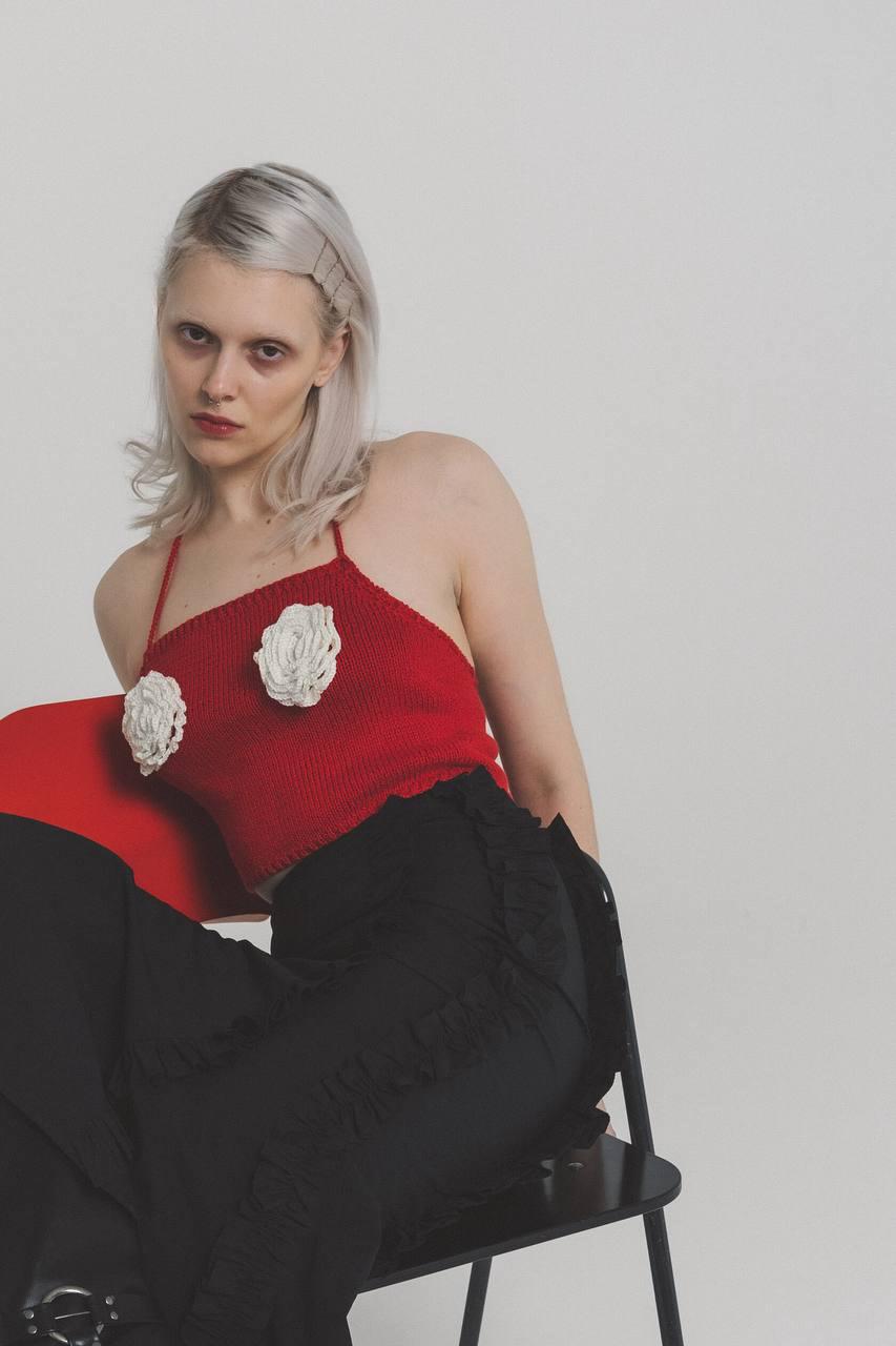 Чересчур и слишком кокетливые топы, связанные вручную найдены у La Mi’la. А мне нравится! На лето с джинсами и босоножками будет прям сочно. 