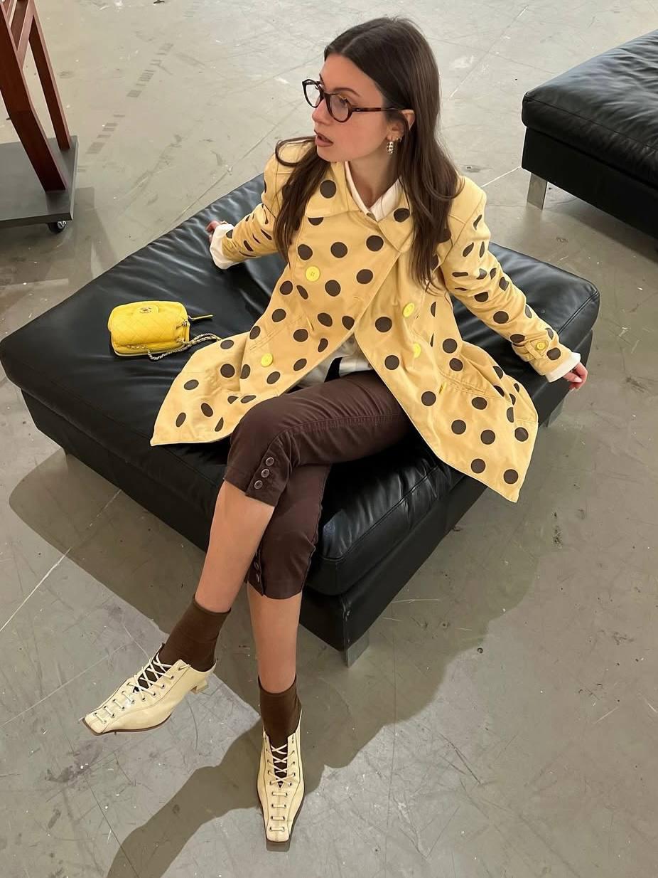 Нще немного гороха! Его так много, но это не бесит. Принт реально хорош, в том числе в неоднозначных и сложных стилизациях. Цепляет. 