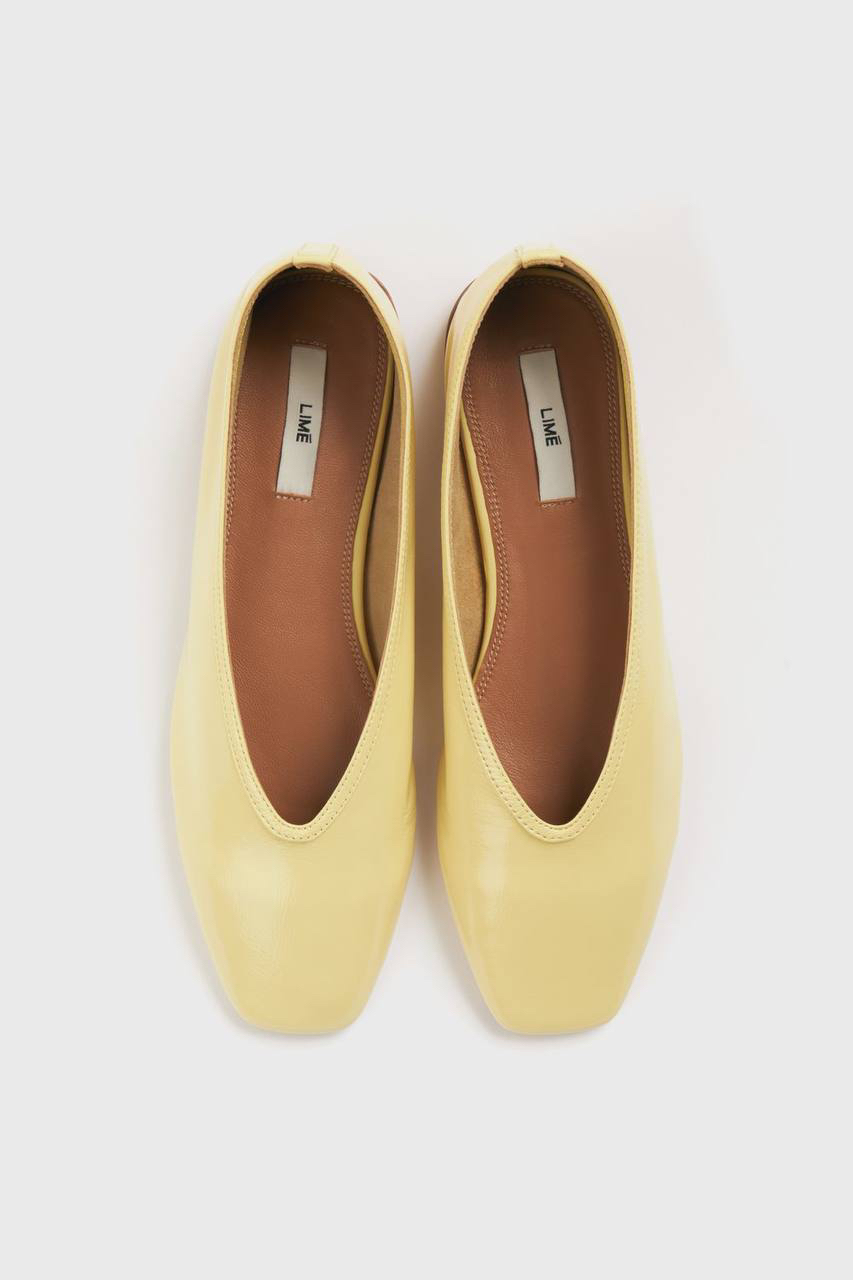 А ещё к легкому, игривому и максимально летнему настроению принтованных футболок подходят эти мягкие туфли-лодочки в нежных оттенках от Lime. Конечно, и в монохромные образы, в качестве аккуратного акцента, они тоже отлично впишутся. Какие? 