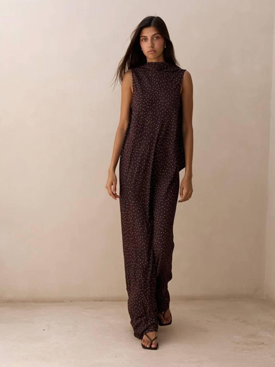 Очень нравится это платье в горох от Voishe. Такое простое, но в то же время какое-то уникальное, завораживающее и глубокое. Потрясающего лета в таком не избежать! 