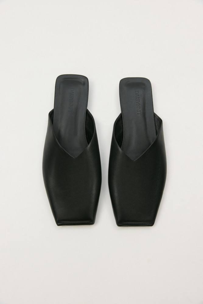 Я переезжаю! 

И в процессе переезда было обнаружено огромное количество обуви. Однако, это совершенно не мешает мне закидывать в корзину эти очаровательные мюли от Daisyknit. Очень нравятся в последнее время их обувные айтемы. Лаконичные, в духе минимализма. А вам как? 