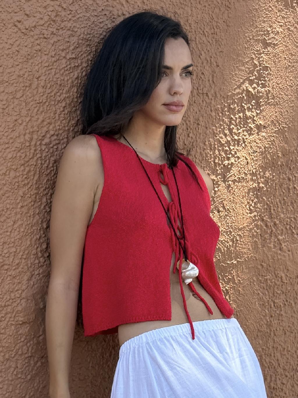 Очень сильно по нраву эти две новинки от Inspire. Причем собрать их хочется в один комплект, как на фото. Идеальный летний вайб! 

Жилет на завязках есть ещё с желтом цвете. А от белой юбки я вообще балдю, простой, но очень выигрышный низ по канонам комплектности. 