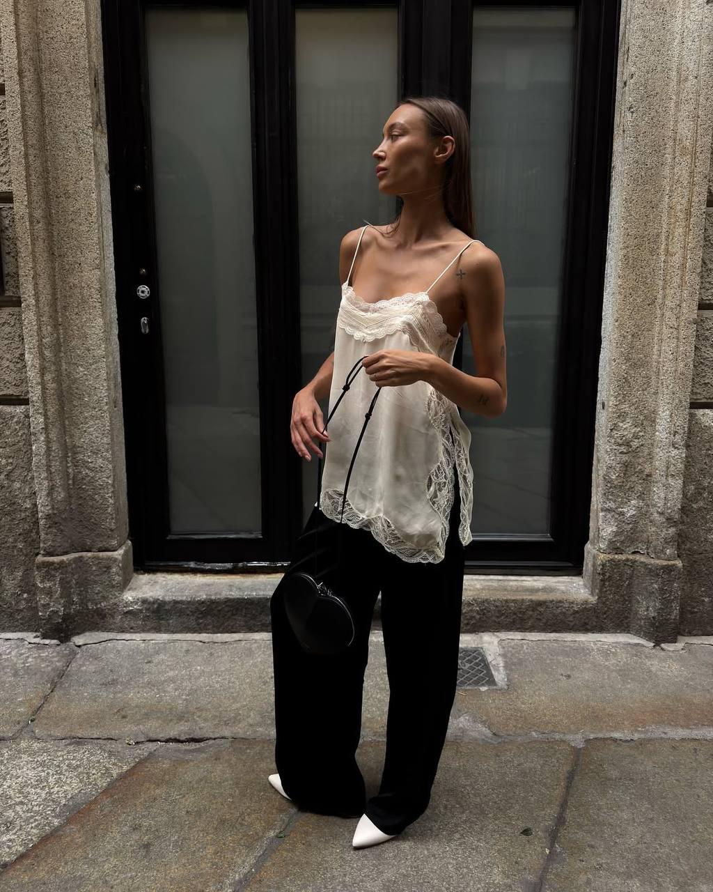 Простой, но шикарный до одури аутфит от основательницы бренда нижнего белья Muggy Bikinis - Мартины Каролак (если я не ошиблась с переводом). 

Насколько органично бельевой стиль смотрится в контрасте с кэжл-классикой. У нее, кстати, всегда подсматриваю подобные сочетания. Филигранно собраны!