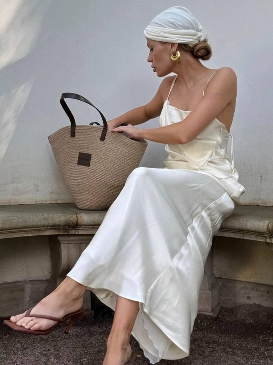 Сложно представить на лето нечто более универсальное белого длинного сарафана. А если он сконструирован открытой спинкой, то это вообще любовь во веки вечная. 

Сильно нравится, как усложняет образ с таким сарафаном платок на голову. Обязательно планирую прикупить парочку. И того, и другого.