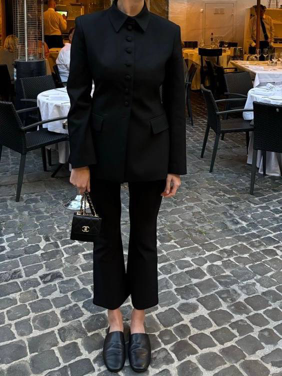 Что обязательно должно быть (и будет) в моем осеннем гардеробе. И что я советую купить всем, кто собирает осеннюю капсулу с нуля. 

- Ветровка - спортивная или полуспортивная, шуршащая, полупрозрачная, из плащевки или хлопка, с резинкой или кулиской по низу, с воротником-стойкой или капюшоном. Наверняка, вы уже видели супер-трендовые образы с такими ветровками в элегантных, повседневно-деловых или бельевых стилизациях. Берём! 

Кому не нравится ветровка - рассмотрите укороченный тренч или плащ, чуть менее универсально, чуть более серьезно, также стильно. 

- Кружевной топ/туника/юбка/платье/шорты. Летом активно носили, и смело переносим в осень. Со свитерами, жакетами и кожаными верхними изделиями очень свежо и утонченно смотрится. 

- Черные брюки с заниженной линией талии либо укороченные модели, облегающие ножку. А лучше берите и те, и те. Универсальнейший низ, который будет ещё и самым актуальным. 

- На смену маек, которые даже для меня стали самым носибельным верхом этим летом, (а я не слишком люблю оголять плечи), приходят тонкие кашемировые свитера и топы. Модными будут варианты и с длинным рукавом, и с коротким, и вовсе без рукава, но универсальнее первые - их можно повязывать на талию или плечи, усложняя лук. 

- Лоферы, про которые мы с вами уже много раз говорили. В замше или коже, с открытой пяткой, как мюли, или классические. Более структурные, или мягкие, как чешки. Выбирайте, что подходит вашему стилю. И не бойтесь носить их с плотными носками не в цвет - так даже нужно. 

- Жокейские сапоги в минималистичном дизайне. Наиболее удачно смотрятся с мини-юбками, удлиненными бермудами или с узкими брюками, но и с широкими низами их можно умудриться выигрышно застилизовать. 