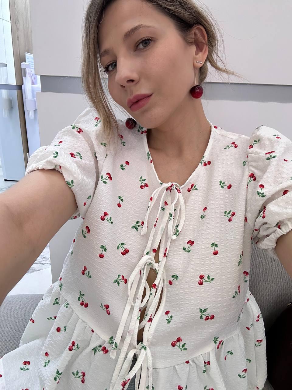 Вчера был вишневый лук 🍒 Так мне нравится эта летняя инфантильная и девчачья эстетика! 