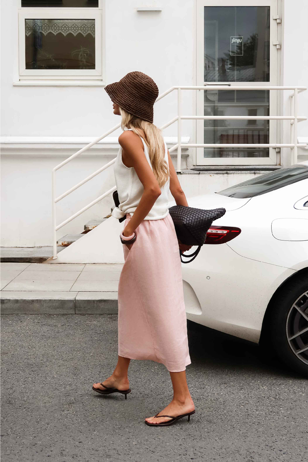 Очень нравятся эти нежные образы из новинок ROSI с розовой юбкой-тюльпан и шоколадным платьем балеткор. И панамки из рафии чудесно обрамляют летние луки, до сих пор ничуть не надоедая. Черная у меня уже есть, теперь хочется дополнить шапочный гардероб такой коричневой, жаль, в наличии ее уже нет.