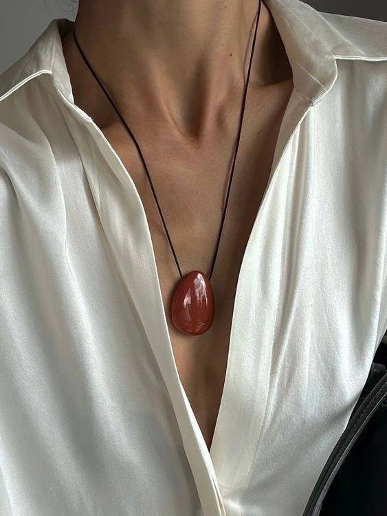 И предлагаю вспомнить, как кулоны-камни смотрятся в жизни. Есть в них какая-то магическая способность притягивать внимание.