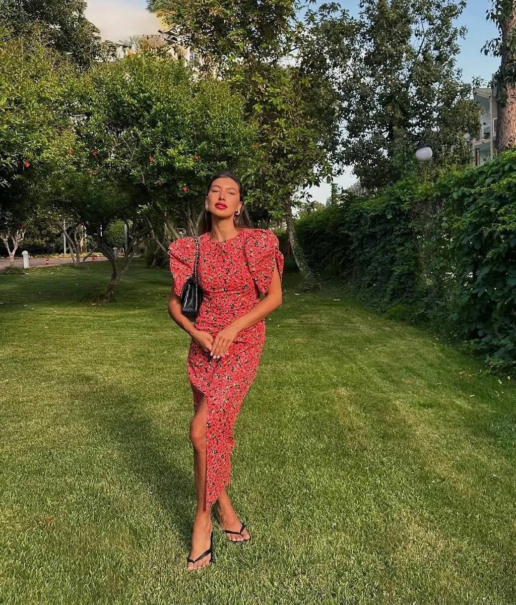 Через неделю лето! И вы только гляньте на это платье с маками от Mersin Store. Считаю, незаконно продавать этот залипательный принт в таком изящном силуэте и снимать в нем такие атмосферные фотографии. Бесплатных дней ноль, епамать. 