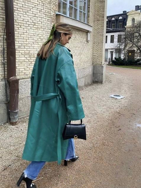 Согласно модным предсказаниям осенью из новых цветов мы увидим бирюзовый, мятный, васильковый и все интерпретации оранжевого, особенно в сочетании с коричневым и бордовым. 

И в показах коллекций 26 все еще очень много принта полька дот, так что крупный горох покупаем, он никуда не уходит!

И коровий принт тоже переберется в следующие сезоны. Так что носим все коровье, что уже купили, или смело берём что-нибудь новенькое.