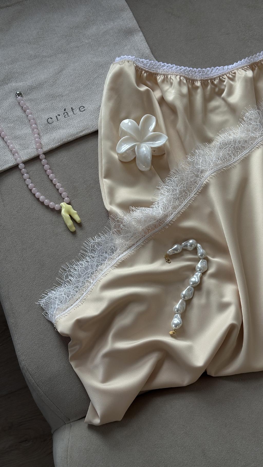 Мне пришла эта юбка от Crate. Это официально теперь самая большая моя гардеробная любовь. В ней идеально все! 

Она настолько нежная и неописуемо красивая, что меня поглотило колоссальное вдохновение творить с ней бесконечное количество образов. Ниже покажу стилизации, если накинете горы сердец. 

Юбка представлена в четырех длинах и разных цветах. Продублирую ссылочку тут, потому что я бы продала за нее даже душу, но цена моему счастью всего-навсего 5500.