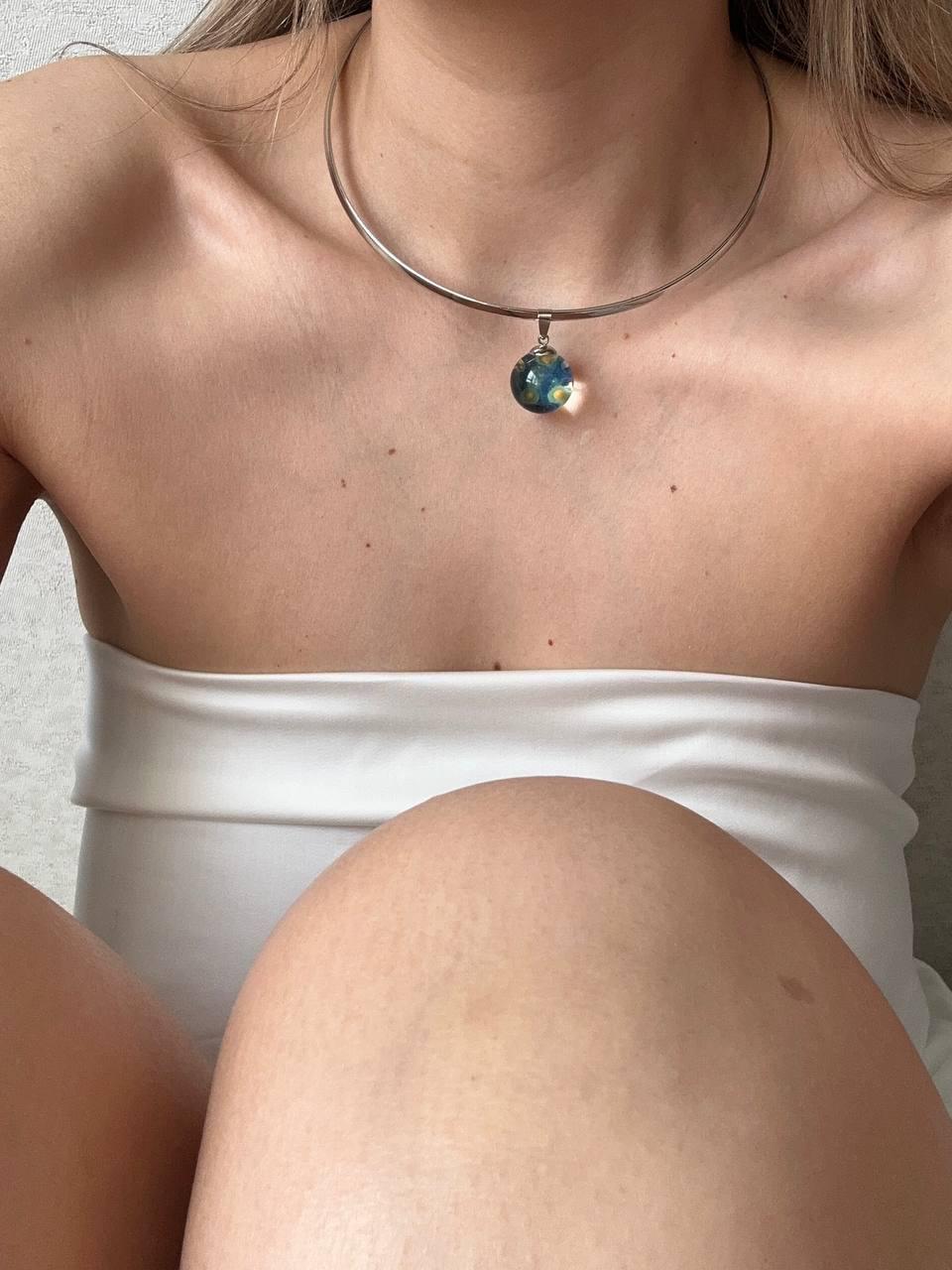 На мне два неповторимых чокера от Olafa. Стеклянное поднебесье для выразительных и элегантных образов и Клубника для летних, сочных и девчачьих аутфитов. Совершенно разные, но оба уже одинаково любимы. 

Olafa - украшения из стекла ручной работы родом с Байкала, к которым можно прикоснуться в любой точке планеты. 