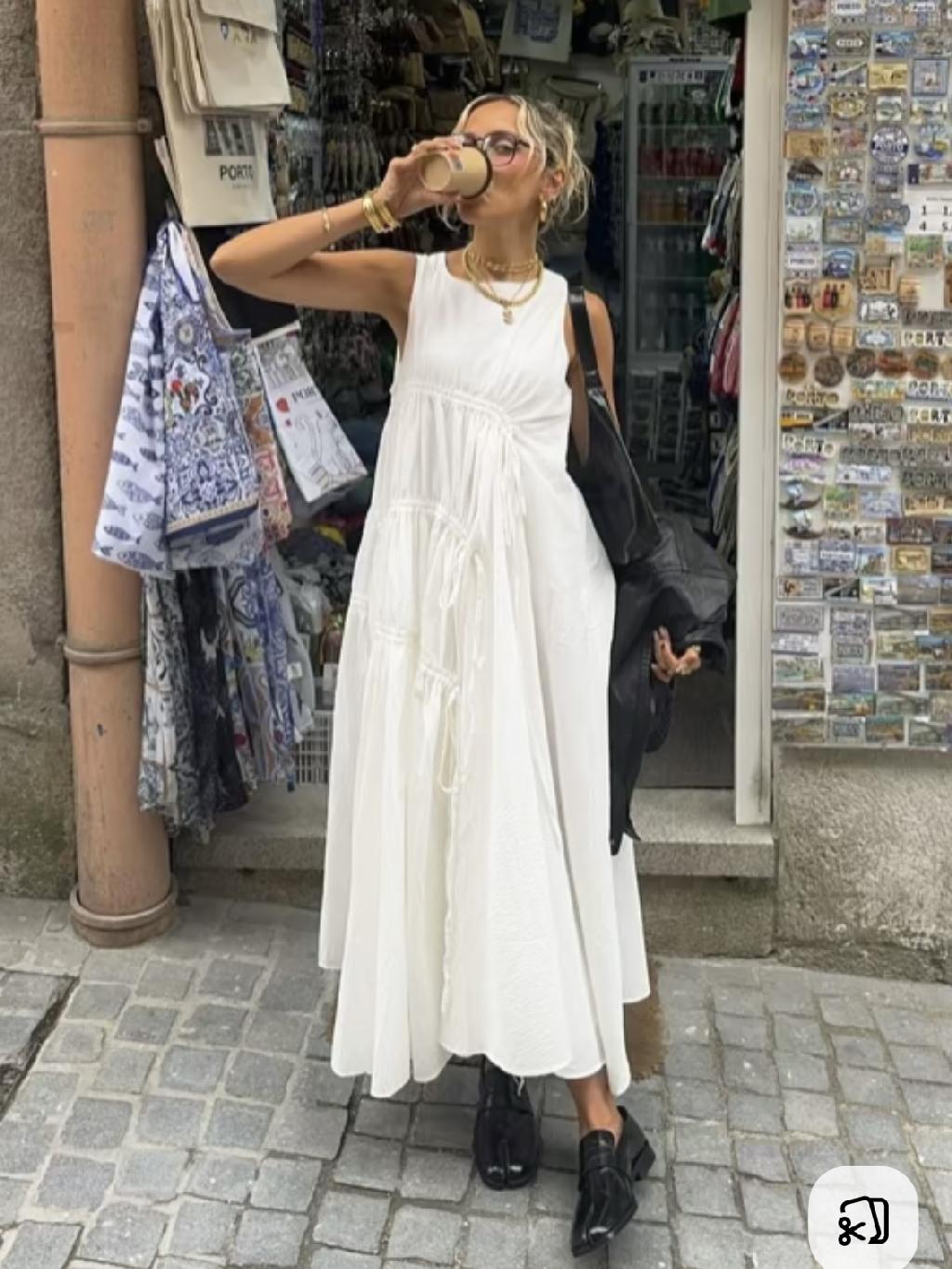 Сложно представить на лето нечто более универсальное белого длинного сарафана. А если он сконструирован открытой спинкой, то это вообще любовь во веки вечная. 

Сильно нравится, как усложняет образ с таким сарафаном платок на голову. Обязательно планирую прикупить парочку. И того, и другого.