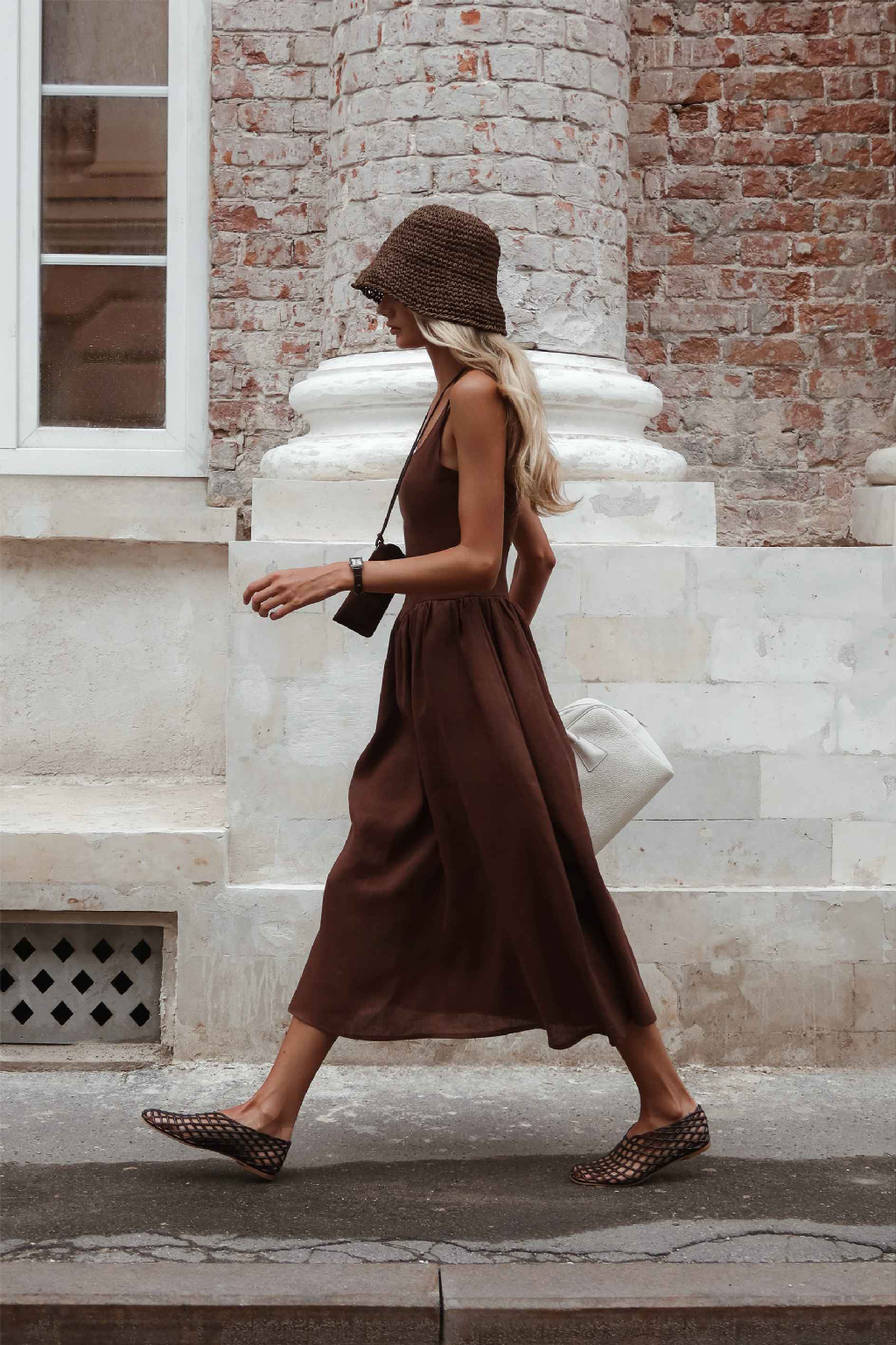 Очень нравятся эти нежные образы из новинок ROSI с розовой юбкой-тюльпан и шоколадным платьем балеткор. И панамки из рафии чудесно обрамляют летние луки, до сих пор ничуть не надоедая. Черная у меня уже есть, теперь хочется дополнить шапочный гардероб такой коричневой, жаль, в наличии ее уже нет.