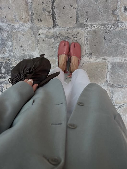 Почему цветная обувь стала так актуальна? 

Причины этому две: промышленная революция и прогресс в текстильной отрасли сделали возможным сильно минимизировать затраты на производство обуви. Раньше среднестатистический взрослый человек мог позволить себе две пары обуви на сезон. Соответсвенно, эта обувь должна была отвечать главному критерию - качество и износостойкость. 

Сейчас обувь, зачастую, стоит дешевле одежды, тем более, если она выполнена из искусственных материалов. Мы можем позволить себе покупать больше обуви и легко пренебрегать качеством, поскольку нагрузка на каждую пару минимизируется пропорционально расширению обувного гардероба. 

А цветная обувь - вариант очень удобный для стильных экспериментов, поскольку обувь занимает очень мало площади в образе, в отличии, например, от брюк или той же рубашки, а значит в разы меньше обязывает к тщательному подбору подходящих цветовых сочетаний. 

Условно, голубые балетки будет намного проще стилизовать и отработают они в разы чаще, чем тот же голубой пиджак. Ещё и потому, что граничить они будут только с низом, а значит не создадут никакого цветового конфликта с верхней частью лука. 

Ещё одна удачная опция для цветных экспериментов - это сумки. Они тоже занимают мало площади в образе. Однако, в случае с ними все же придётся быть более осторожной в подборе сочетаний, ведь сумка граничит и с верхом, и с низом, а значит придётся исключить конфликт оттенков и там, и тут. 