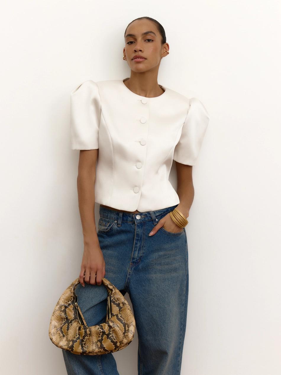 В Mollis очень приличная летняя коллекция вышла. Для деловых, минималистичных, женственных - для всех гардеробов просто находка. Ну какова красота, поглядите: 

Его величество, незаменимый лён. Прочтение жилета намного интереснее, чем у банальной модели на пуговицах. И брюки к нему. 


Костюм жакет и брюки. Цвет очень благородный и статусный. Идеально сыграет с коричневой обувью или плетеной соломенной сумкой. 


Топ на одно плечо роскошный. Ленточку можно оборачивать полностью или выпускать шарфом спереди и сзади. 

Ветровка с цветочной вышивкой. Беру его на заметку, хоть для курток уже и поздновато. У Studio29 подобные цветочные бомберы били все рекорды по популярности. 

Жакет с обьемными рукавами из сатина. Удачная модель, которая отлично будет смотреться и с легкиии летними юбками, и с бермудами из костюмной ткани, и с денимом любой модели. 

Ну и без чего-нибудь желтого эта подборка бы не случилась: жакет с о-образным рукавом, нежный и женственный. 

Все чаще замечаю, что мой вишлист включает изделия именно от этого бренда. Хотя раньше никогда ничего там не покупала. 