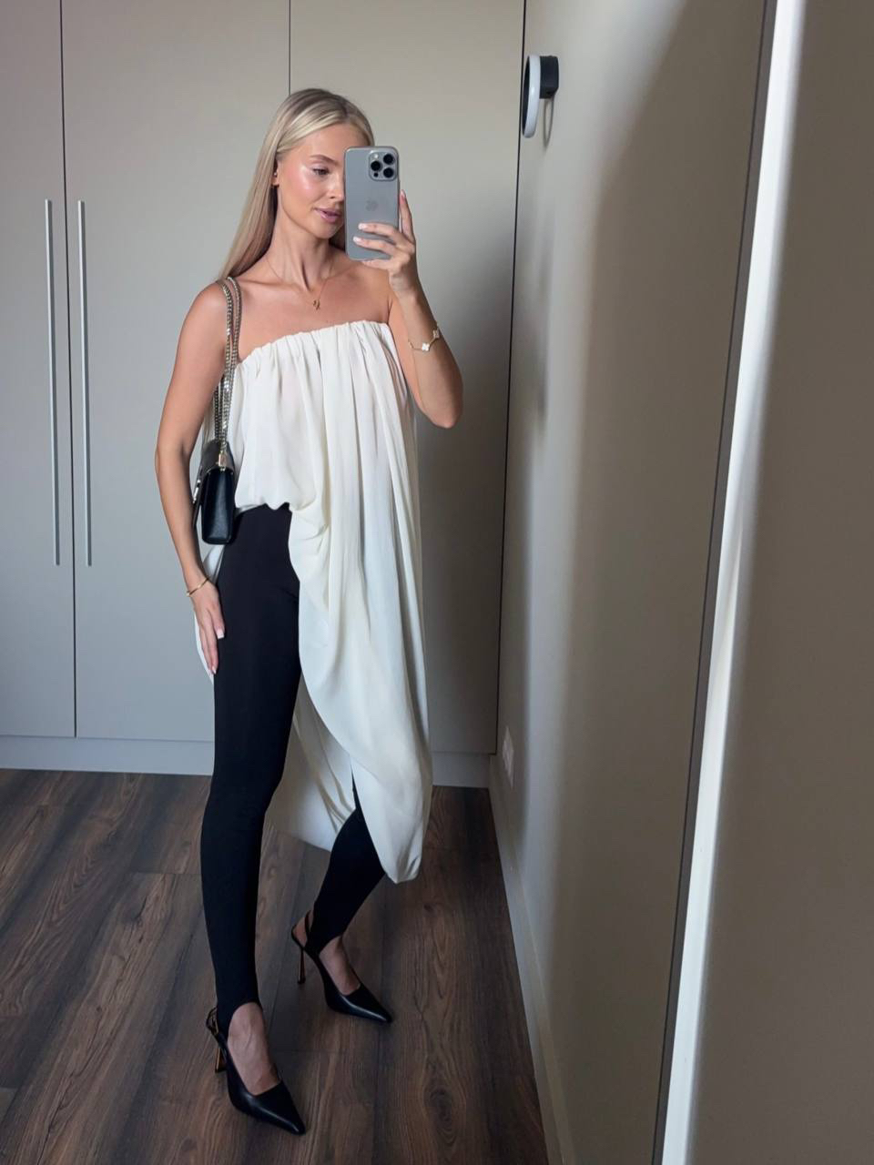 Вот эта невероятная юбка от Matu представлена на сайте уже в пяти цветах. Хит, не иначе. 

Особенно нравится, что носить ее можно по разному: 

- регулировать вектор разреза, получая разную длину; 

- поднять выше, получая платье; 

- поднять выше и повернуть разрезом вперед, получая топ. 

Вам какой цвет нравится?