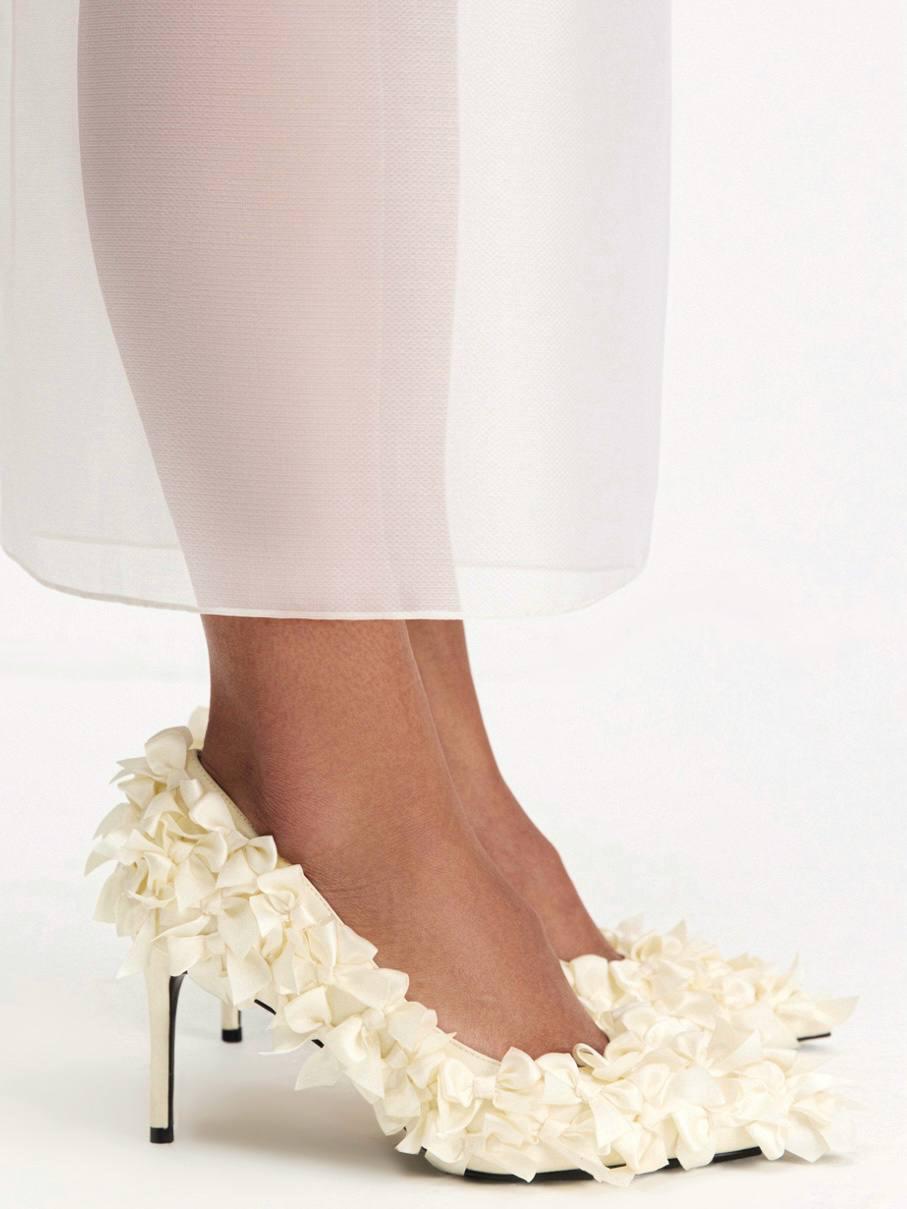 В Selfmade просто прекрасная обувная коллекция. 

Для особого случая или настроения, когда хочется сразить всех наповал, босоножки из бархата - такое переплетение ремешков по сей день остается моим самым любимым. Очень украшает ножку. Или прелестные туфли с бантиками.

Для городских образов или обычных будней без повода - изящные замшевые босоножки на тонких ремешках на невысоком каблучке с трендовой квадратной формой мыса. 

Selfmade, вам лайк!