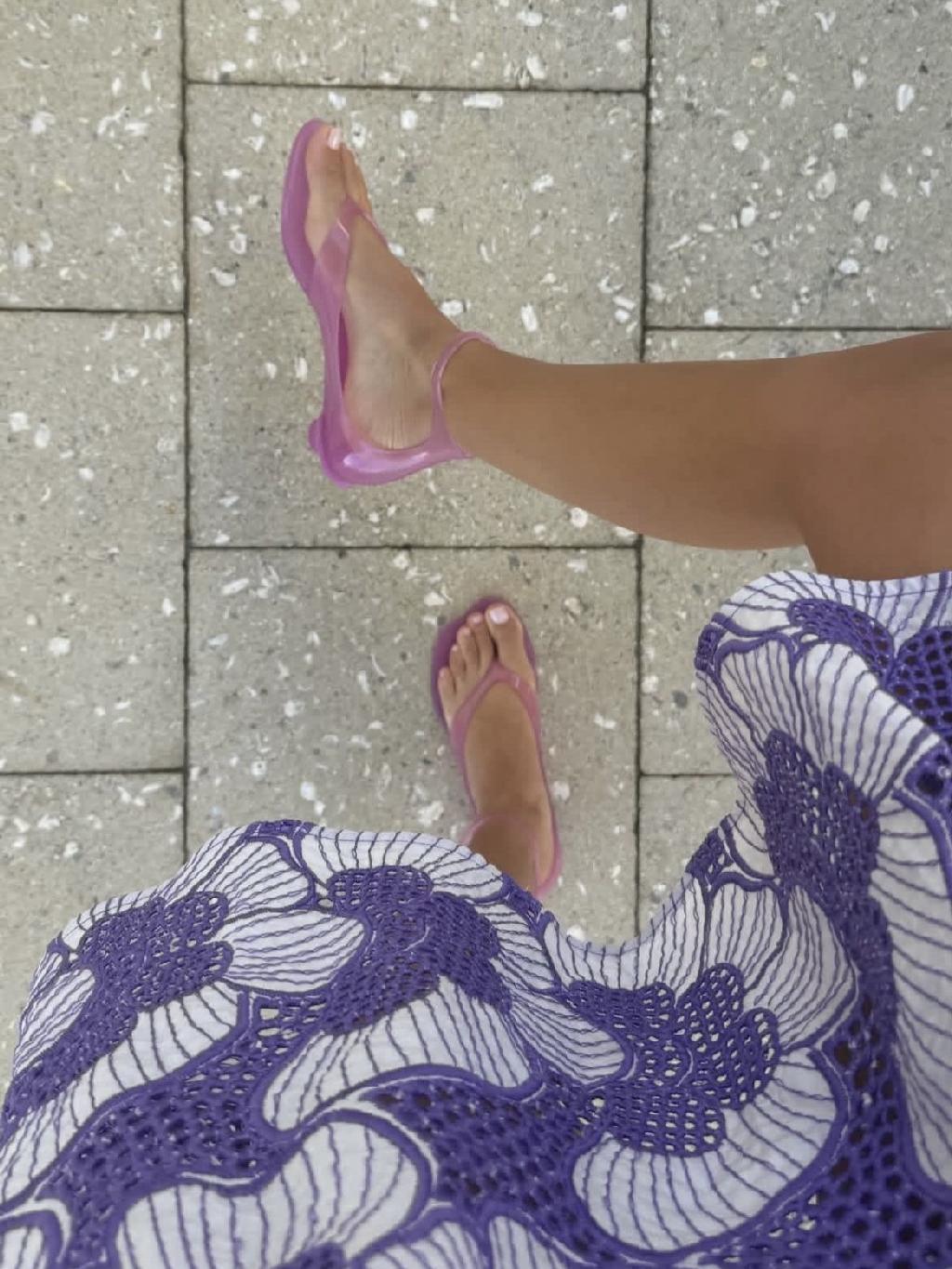 Скоро пинтерест взорвется новым летним трендом, начало которому год назад положили The Row со своими сетчатыми балетками из ПВХ. Название ему Jelly shoes - желейная обувь. 

Теперь такие есть и у Chloe, Loewe, Bottega Veneta, Gucci, DKNY, Zara. А еще у нас в Lime - в исполнении вьетнамок. 

Я в городских образах к такому повороту пока не готова. Но в моде никогда не говорю никогда. А вам тренд зашел?