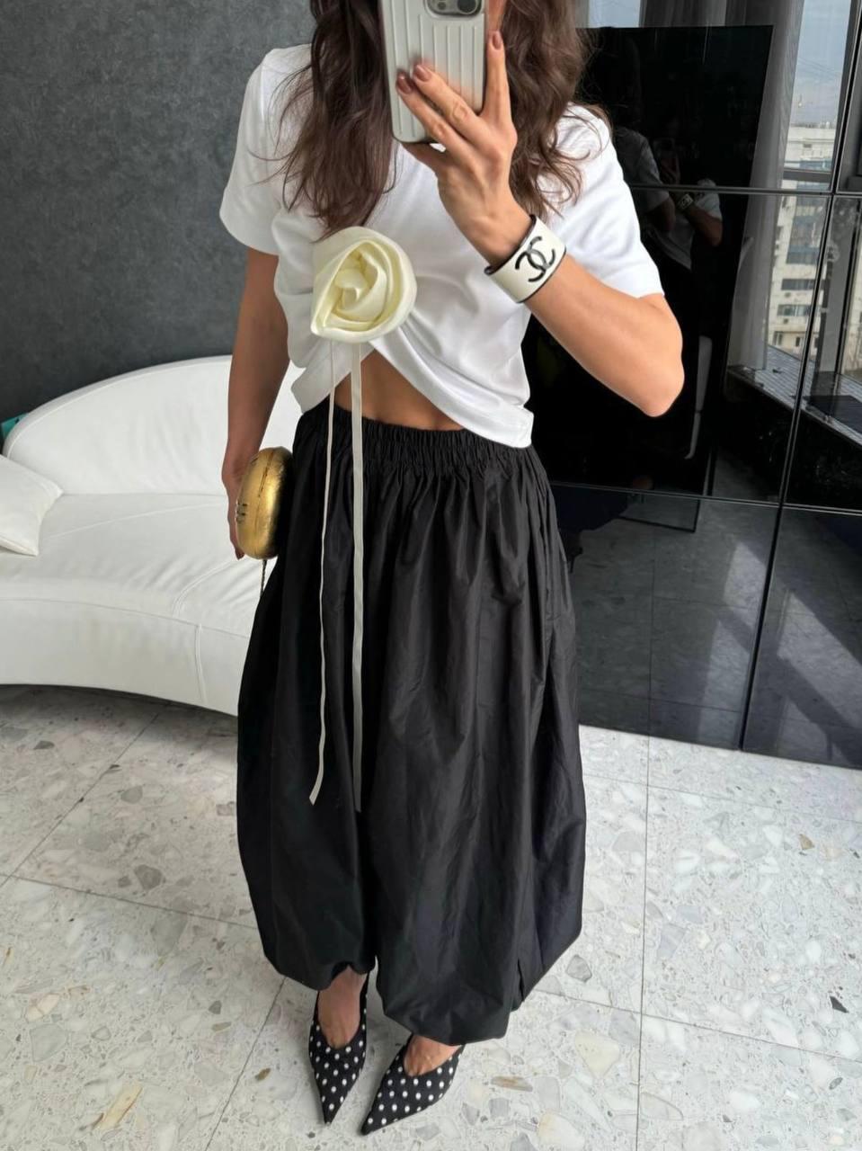 Лето! А это значит, что пора уделить особое внимание аксессуарам. В жаркую погоду мы не имеем возможности особо разгуляться со стилизациями, тканями, деталями и многослойностью, поэтому разнообразим образ аксессуарами. 

Широкие ремни, ремни с камнями и ракушками, бодичейны, баски, цветные и кружевные платки, акцентные броши, интересные кулоны, крупные украшения, велком в наши гардеробы!