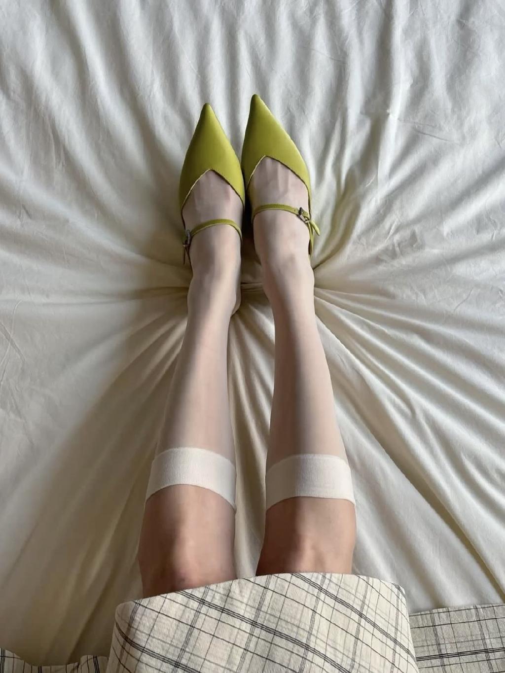 В этом сезоне нам точно нужна зеленая, салатовая, лимонная или желтая обувь. Только представьте, как этот цвет будет смотреться на загорелых ножках. И вообще, он дико освежает, и особенно, мне нравится в формате обуви.