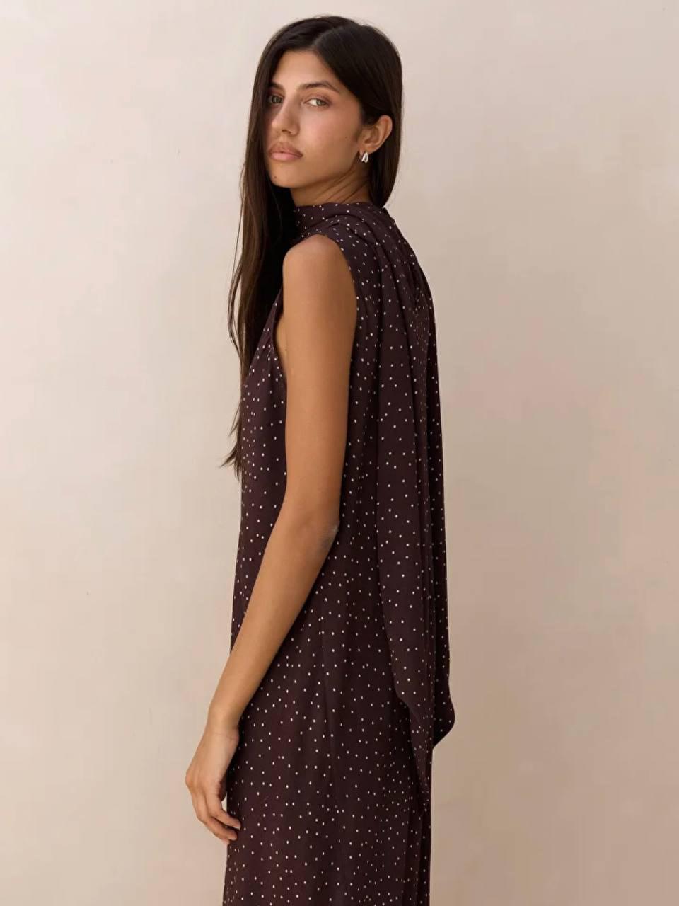 Очень нравится это платье в горох от Voishe. Такое простое, но в то же время какое-то уникальное, завораживающее и глубокое. Потрясающего лета в таком не избежать! 