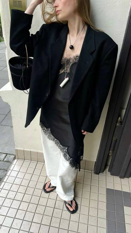 Наткнулась на эти фото на пинтерест - мой вездесущий кулон идеально вписывается везде. 

Есть любимые вещи, которые я бы купила ещё раз сто, и ценность которых в сто раз превышает их цену. Это про него. 