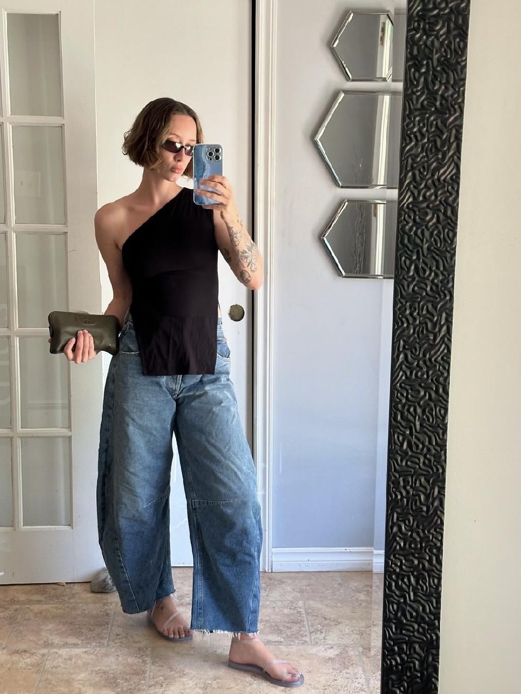 Скоро пинтерест взорвется новым летним трендом, начало которому год назад положили The Row со своими сетчатыми балетками из ПВХ. Название ему Jelly shoes - желейная обувь. 

Теперь такие есть и у Chloe, Loewe, Bottega Veneta, Gucci, DKNY, Zara. А еще у нас в Lime - в исполнении вьетнамок. 

Я в городских образах к такому повороту пока не готова. Но в моде никогда не говорю никогда. А вам тренд зашел?