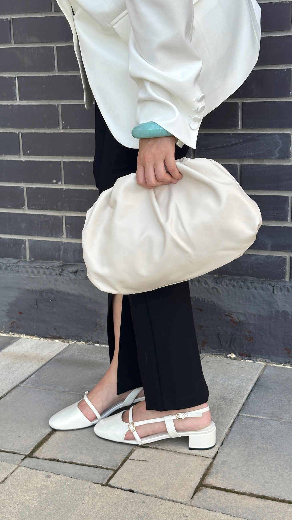 А у нас ночами уже холодает. Лук оф зэ дэй: 

Жакет Mua 
Брюки с разрезами Nume 
Туфли Nume
Сумка Noname 
Браслет, серьги Zarina