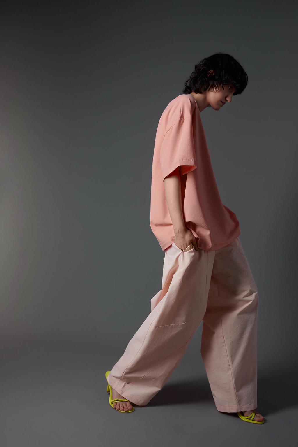 Знакомьтесь с Элис. Сейчас она скупает уникальную одежду бренда ZNWR с огромными скидками. Потому что бренд запустил «Большой шанс». 

Элис - это вы, это я, это все, кто любит красивое…

Стать чуть ближе к состоянию счастья можно во всех бутиках и на сайте до 15 мая. Я тут собрала свои любимые позиции. 