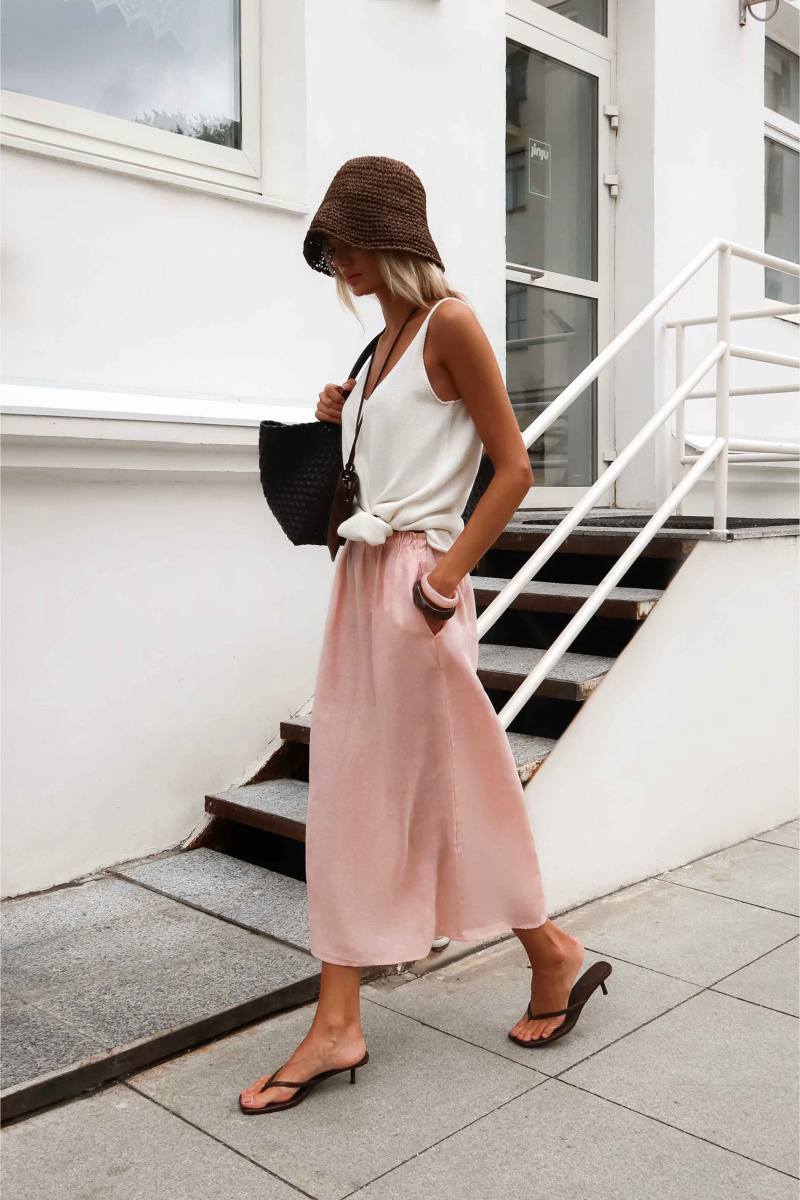 Очень нравятся эти нежные образы из новинок ROSI с розовой юбкой-тюльпан и шоколадным платьем балеткор. И панамки из рафии чудесно обрамляют летние луки, до сих пор ничуть не надоедая. Черная у меня уже есть, теперь хочется дополнить шапочный гардероб такой коричневой, жаль, в наличии ее уже нет.