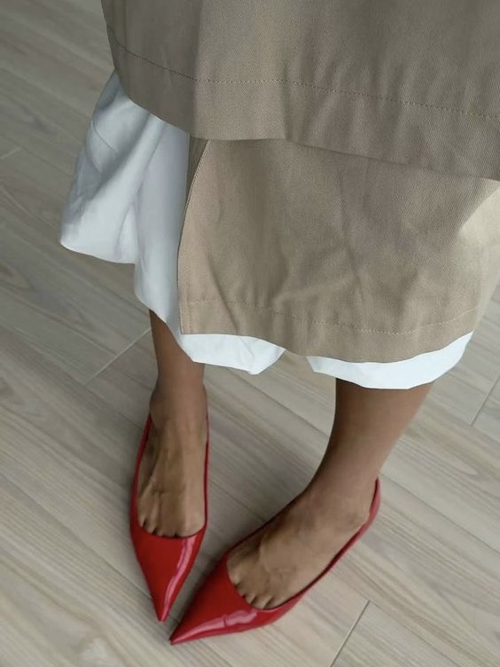 Почему цветная обувь стала так актуальна? 

Причины этому две: промышленная революция и прогресс в текстильной отрасли сделали возможным сильно минимизировать затраты на производство обуви. Раньше среднестатистический взрослый человек мог позволить себе две пары обуви на сезон. Соответсвенно, эта обувь должна была отвечать главному критерию - качество и износостойкость. 

Сейчас обувь, зачастую, стоит дешевле одежды, тем более, если она выполнена из искусственных материалов. Мы можем позволить себе покупать больше обуви и легко пренебрегать качеством, поскольку нагрузка на каждую пару минимизируется пропорционально расширению обувного гардероба. 

А цветная обувь - вариант очень удобный для стильных экспериментов, поскольку обувь занимает очень мало площади в образе, в отличии, например, от брюк или той же рубашки, а значит в разы меньше обязывает к тщательному подбору подходящих цветовых сочетаний. 

Условно, голубые балетки будет намного проще стилизовать и отработают они в разы чаще, чем тот же голубой пиджак. Ещё и потому, что граничить они будут только с низом, а значит не создадут никакого цветового конфликта с верхней частью лука. 

Ещё одна удачная опция для цветных экспериментов - это сумки. Они тоже занимают мало площади в образе. Однако, в случае с ними все же придётся быть более осторожной в подборе сочетаний, ведь сумка граничит и с верхом, и с низом, а значит придётся исключить конфликт оттенков и там, и тут. 