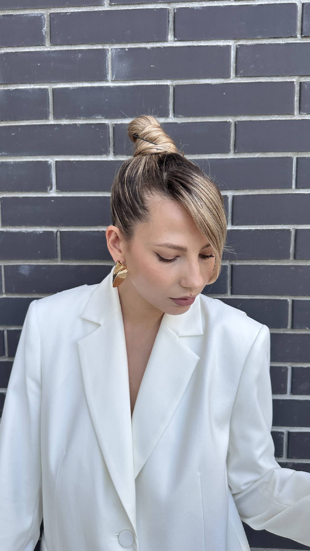 А у нас ночами уже холодает. Лук оф зэ дэй: 

Жакет Mua 
Брюки с разрезами Nume 
Туфли Nume
Сумка Noname 
Браслет, серьги Zarina