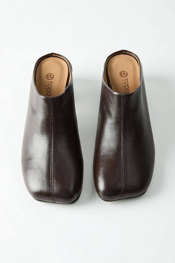 Просто офигенные моднючие грубые мюли на скидках у Todizain в полной размерной сетке. 

Носить такие будем со спортивными хлопковыми джогерами, бельевыми юбками, хлопковыми пышными юбками, брюками-аладдинами, в общем, со всеми низами, которые сейчас актуальны. 