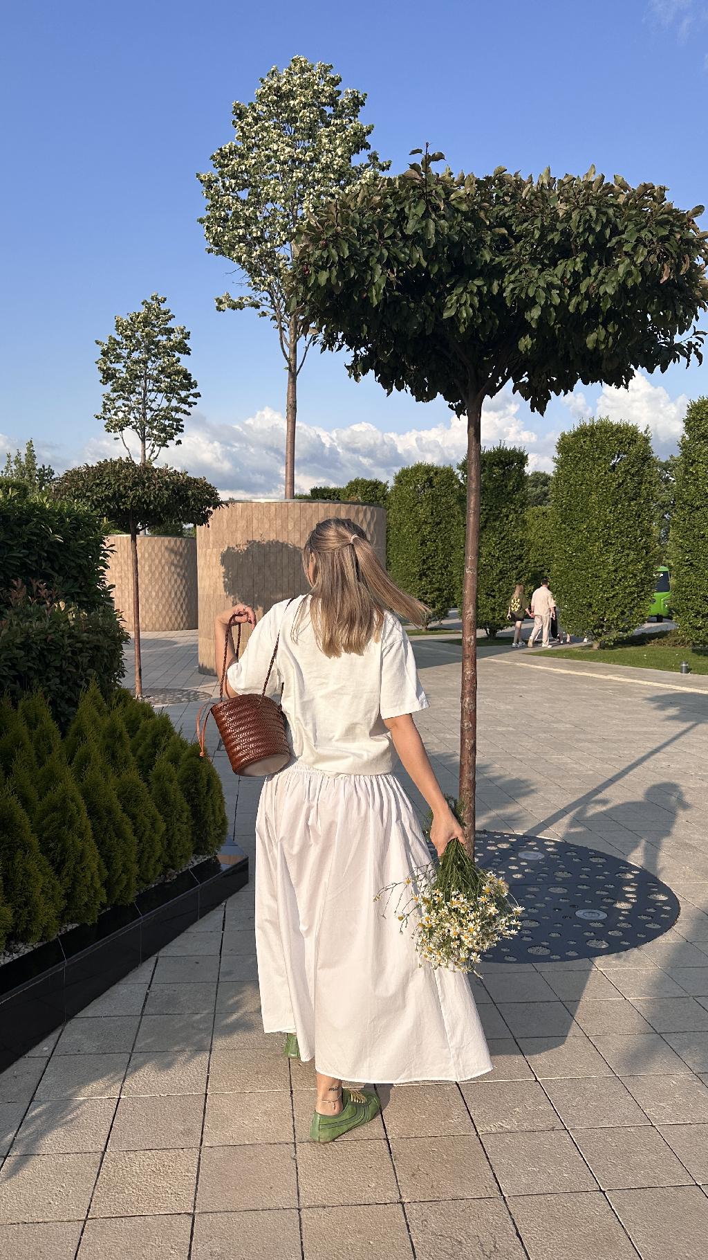 Один ромашковый летний день из жизни. 

Футболка White Rabbitt
Юбка Zara
Сумка Studio29
Кеды AliExpress 
Кольцо The Object
Ромашки Made in Krasnodar