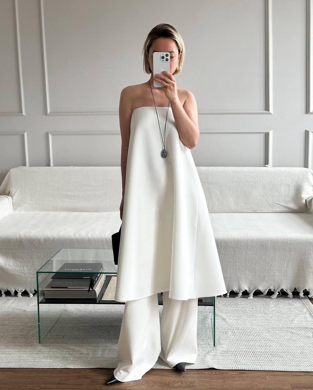 Идеальнейший баланс белого и черного. И, честно говоря, это сочетание в моей визуальной микро-вселенной заиграло совершенно по-новому. Ни намека на школу или офисную униформу, выглядит, напротив, изысканно, утонченно и дорого. 

*Вещи от студия [три четверти]. Цены у них, кстати, довольно приемлемые для такого сложного кроя, который они создают.