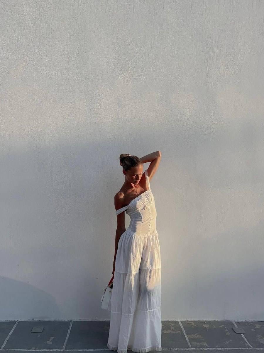 Сложно представить на лето нечто более универсальное белого длинного сарафана. А если он сконструирован открытой спинкой, то это вообще любовь во веки вечная. 

Сильно нравится, как усложняет образ с таким сарафаном платок на голову. Обязательно планирую прикупить парочку. И того, и другого.