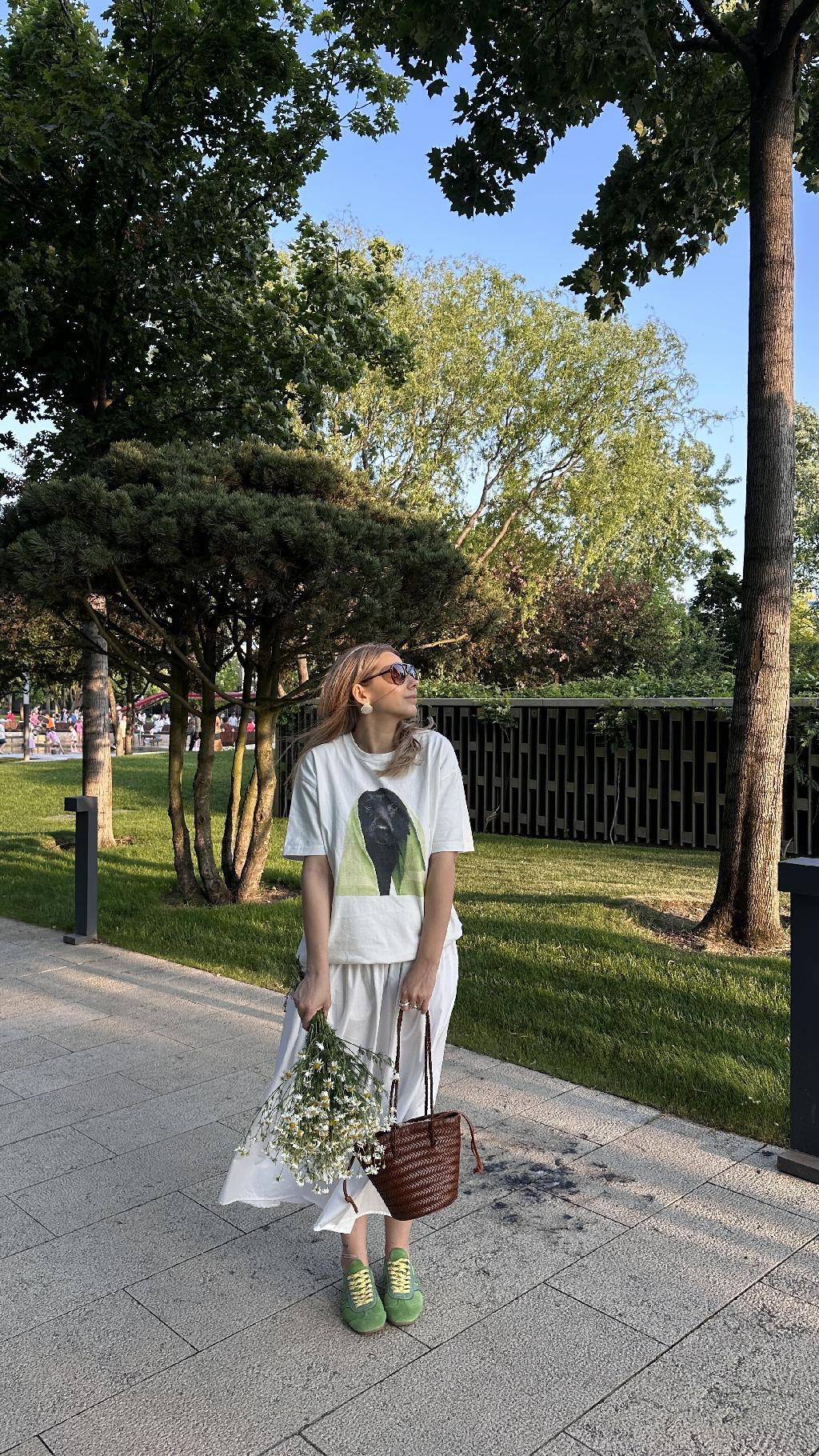 Один ромашковый летний день из жизни. 

Футболка White Rabbitt
Юбка Zara
Сумка Studio29
Кеды AliExpress 
Кольцо The Object
Ромашки Made in Krasnodar