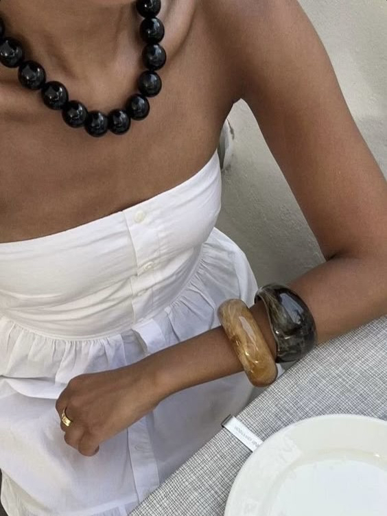 Главное украшение на лето после ракушечьей тематики - крупные бусы. Смотрятся просто и-де-аль-но! Во всех тандемах, во всех цветах, во всех стилях и вариациях. 